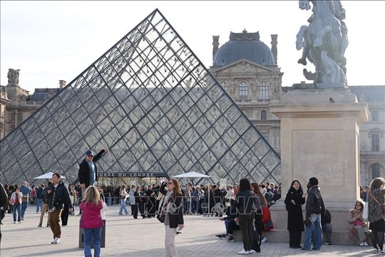 Bảo tàng Louvre Pháp tăng giá vé với các du khách ngoài EU