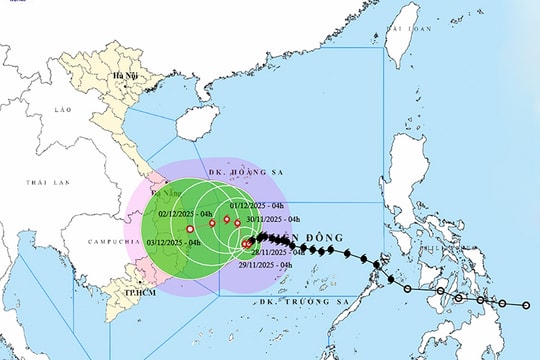 Bão số 15 giật cấp 14, vùng biển miền Trung biển động dữ dội