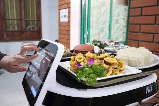 Nhà hàng đầu tiên ở Tây Hải Phòng dùng robot phục vụ thực khách