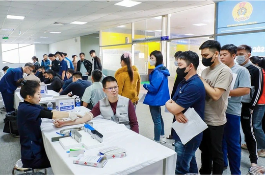 Tổ chức khám bệnh miễn phí cho hơn 15.000 công nhân ở 7 tỉnh, thành phố