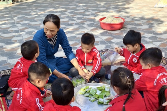 Trẻ mầm non háo hức trải nghiệm tại làng nghề truyền thống