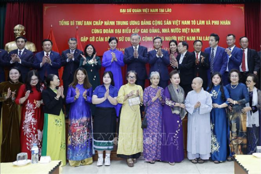 Tổng Bí thư Tô Lâm gặp gỡ cán bộ Đại sứ quán và cộng đồng người Việt Nam tại Lào
