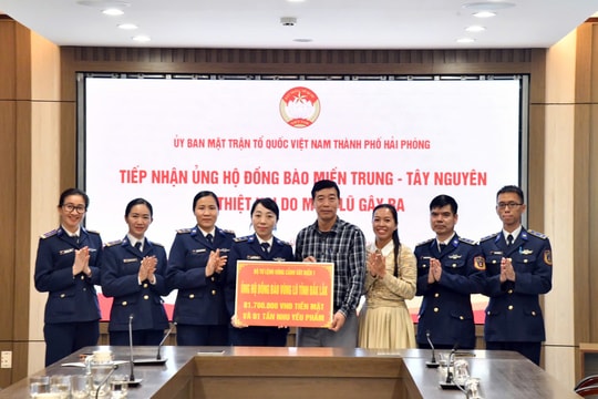 Bộ Tư lệnh Vùng Cảnh sát biển 1 ủng hộ bà con vùng lũ Đắk Lắk