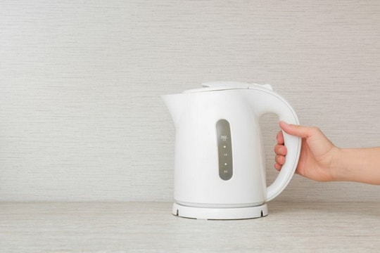 Chuyên gia cảnh báo nguy cơ vi hạt nhựa từ ấm nhựa khi đun nước