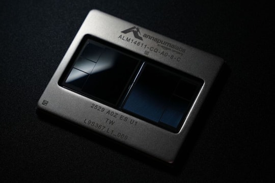 Amazon ra mắt chip AI mới thách thức thế thống trị của Nvidia