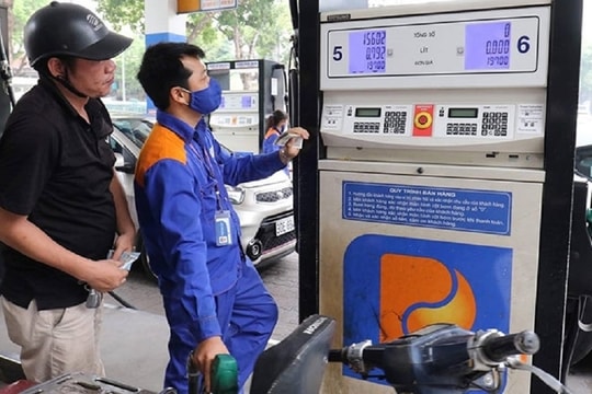 Giá xăng tăng lên 20.460 đồng một lít