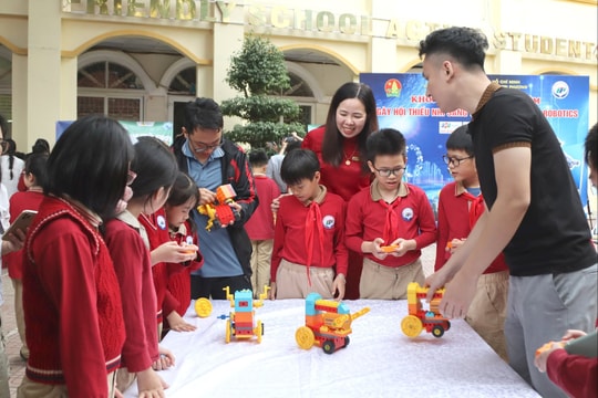 Học sinh tiểu học trải nghiệm sáng tạo AI và STEM Robotics