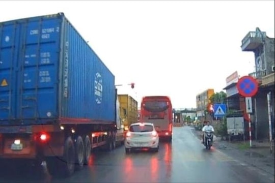 Thách thức 'tử thần' khi đi ngược chiều trên quốc lộ 5