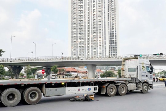 Va chạm tại nút giao Nam cầu Bính khiến một phụ nữ tử vong