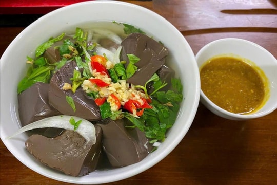 Thưởng thức món tiết trâu luộc nóng hổi ngày trở rét