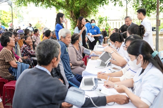 Đoàn y tế Hải Phòng sưởi ấm lòng người dân xã Sơn Hòa (Đắk Lắk)