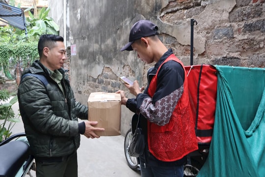 Shipper 'chạy đua' dịp cuối năm