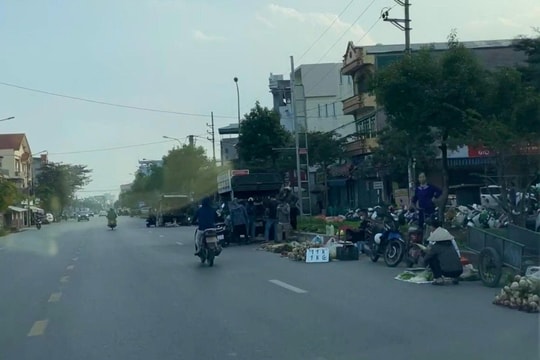 Nguy hiểm hành vi bán hàng tự phát bên lề quốc lộ 37