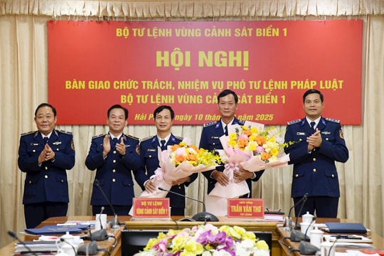 Bàn giao chức trách, nhiệm vụ Phó Tư lệnh Pháp luật Vùng Cảnh sát biển 1