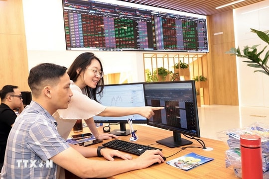 VN-Index chịu áp lực bán mạnh, giảm gần 30 điểm