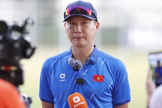 Huấn luyện viên Kim Sang Sik chỉ đạo các học trò phải thắng U22 Malaysia