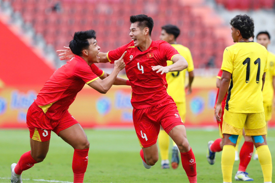 Chiến thắng U22 Malaysia, U22 Việt Nam vào bán kết SEA Games 33