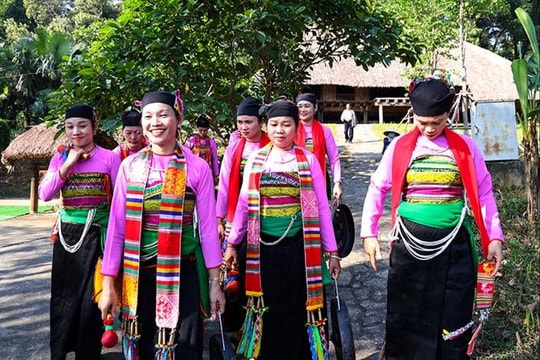 Vẻ đẹp phụ nữ Mường qua những hoa văn dệt truyền thống
