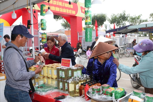 30 gian hàng tham gia phiên chợ đưa hàng Việt về nông thôn ở Vĩnh Thuận