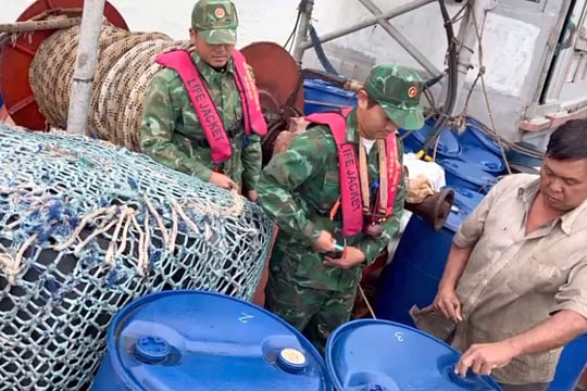 Bắt giữ tàu cá vận chuyển khoảng 50.000 lít dầu DO không rõ nguồn gốc