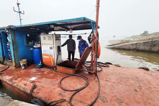 Tạm giữ tàu chở 12.000 lít dầu D0 không rõ nguồn gốc