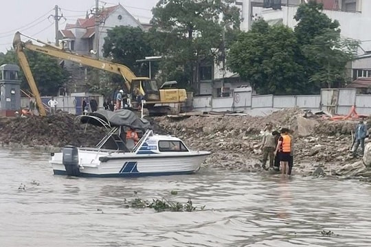 Hai cảnh sát giao thông bơi giữa dòng nước chảy xiết cứu người phụ nữ tự tử