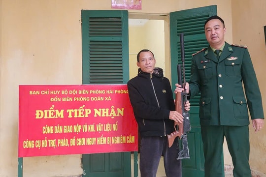 Một người dân xã Kiến Hải tự nguyện giao nộp súng và pháo nổ