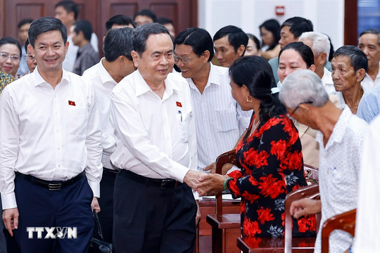 Chủ tịch Quốc hội Trần Thanh Mẫn tiếp xúc cử tri thành phố Cần Thơ