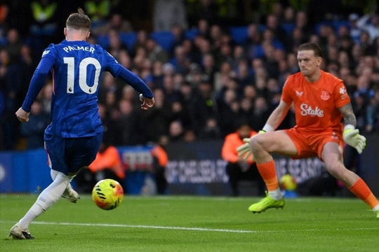 Liverpool và Chelsea thăng hoa với loạt chiến thắng kịch tính trên sân nhà