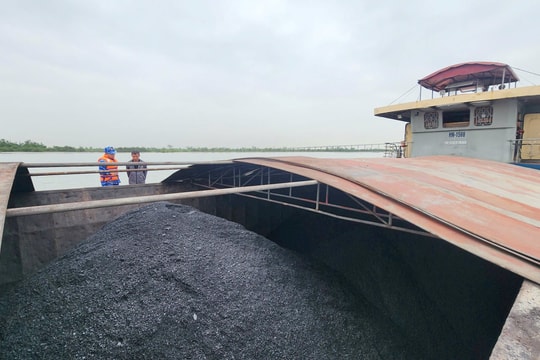 Lực lượng Vùng Cảnh sát biển 1 tạm giữ tàu chở 700 tấn bã xít không rõ nguồn gốc