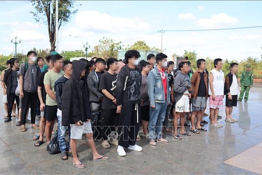 Tiếp nhận 63 công dân Việt Nam do Campuchia trao trả