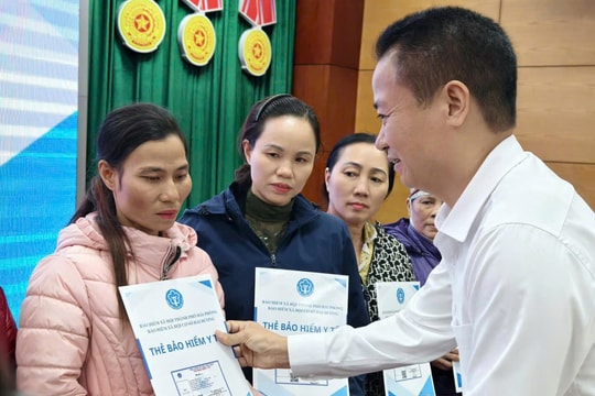 Trao thẻ bảo hiểm y tế – giải pháp thiết thực bảo đảm an sinh