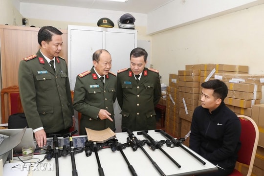 Ngụy trang bán 'dụng cụ thông bồn cầu' để mua bán vũ khí quân dụng trên mạng