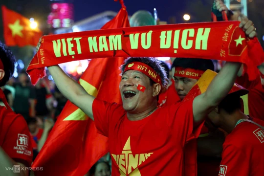 Người hâm mộ cả nước đổ ra đường mừng U22 Việt Nam vô địch SEA Games 33