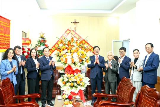 Đồng chí Phạm Văn Lập chúc mừng Uỷ ban Đoàn kết Công giáo thành phố dịp Giáng sinh