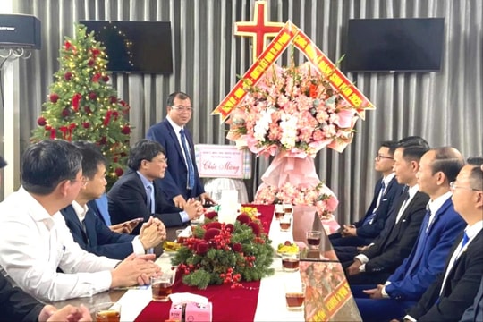 Lãnh đạo UBND thành phố chúc mừng Hội Thánh Tin lành Hải Phòng nhân dịp Giáng sinh