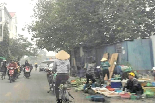 Bán hàng lấn chiếm vỉa hè tại ngã 3 phố Cấm - Đông Khê