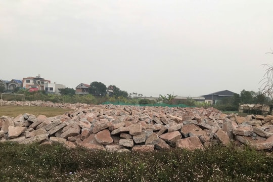 Tập kết bê tông vụn tại sân vận động Thanh Hồng (xã Hà Đông)
