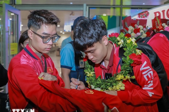 Đội tuyển U22 Việt Nam về nước, khép lại hành trình đầy tự hào tại SEA Games 33