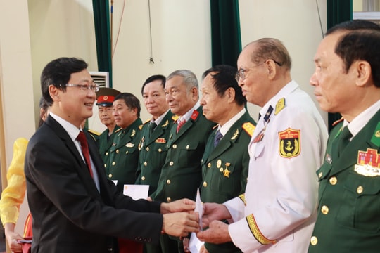 Anh hùng Lê Xuân Sênh giao lưu, kể chuyện truyền thống tại phường Nhị Chiểu
