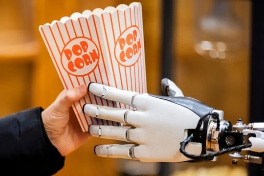 Robot hình người của Tesla phát bắp rang cho khách tham quan
