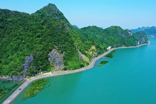 Khám phá cung đường xuyên đảo Cát Bà