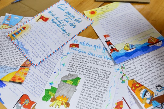 Những cánh thư 'vượt sóng' ra Trường Sa