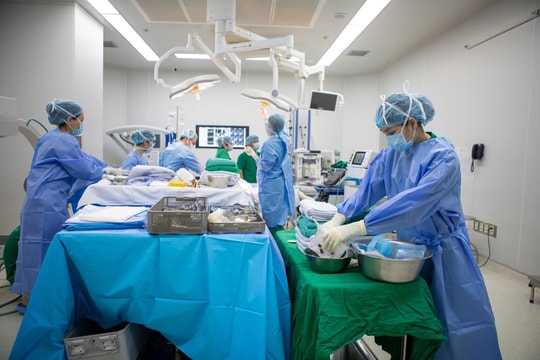 Sinh viên hiến một phần gan để giành lại sự sống cho giảng viên suy gan cấp nguy kịch