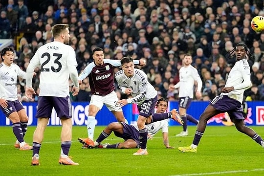 Rogers lập cú đúp, Aston Villa hạ MU trên sân nhà