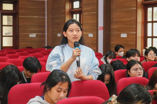 Hơn 350 sinh viên Trường Đại học Thành Đông được tuyên truyền pháp luật về môi trường