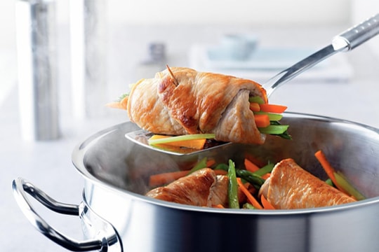 Sai lầm khi để thức ăn lâu trong nồi inox