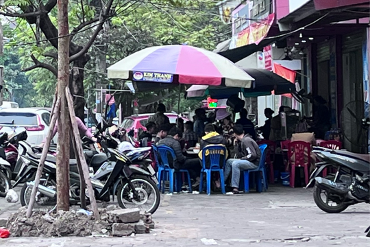 Bán hàng chiếm dụng vỉa hè đường Tôn Đức Thắng
