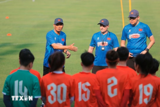 Huấn luyện viên Mai Đức Chung lặng lẽ gieo mầm vinh quang