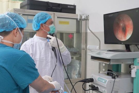 Mất 2 răng giả không rõ nguyên nhân, 20 năm sau phát hiện nằm trong phổi
